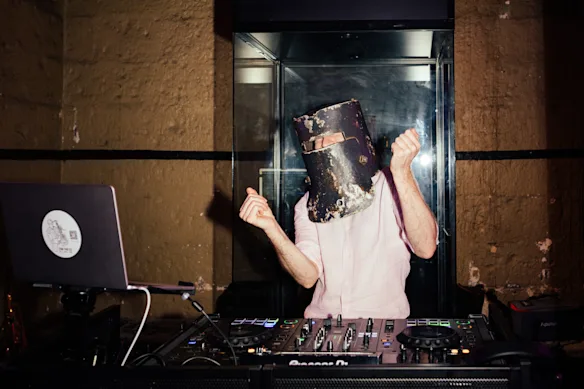 Le DJ portait un casque de Ned Kelly et le mariage d'Angel et Robbie.