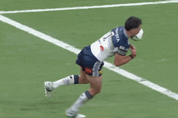 Lehi Hopoate abandonne un essai facile pour que Brandon Wakeham puisse marquer.