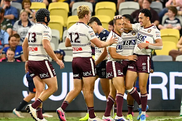 Hopoate célèbre après avoir marqué un essai.