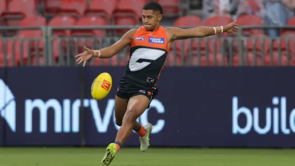 Josaia Delana des Giants se lance dans un coup de pied.