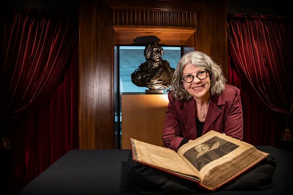 Maggie Patton, experte en livres rares à la Bibliothèque d'État de Nouvelle-Galles du Sud, avec un exemplaire du premier folio de Shakespeare à l'intérieur de la salle Shakespeare.