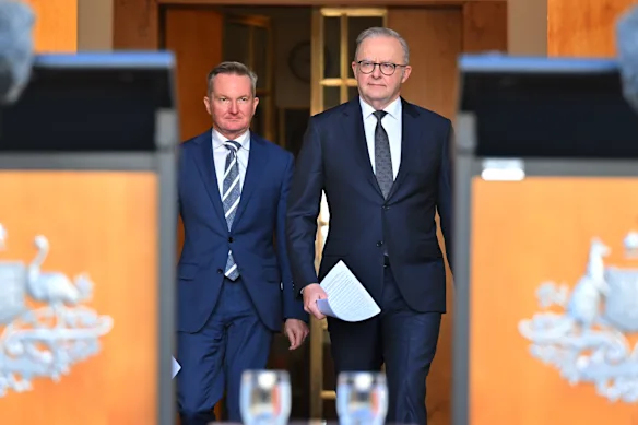 Le ministre de l'Énergie Chris Bowen et le Premier ministre Anthony Albanese au Parlement mardi.