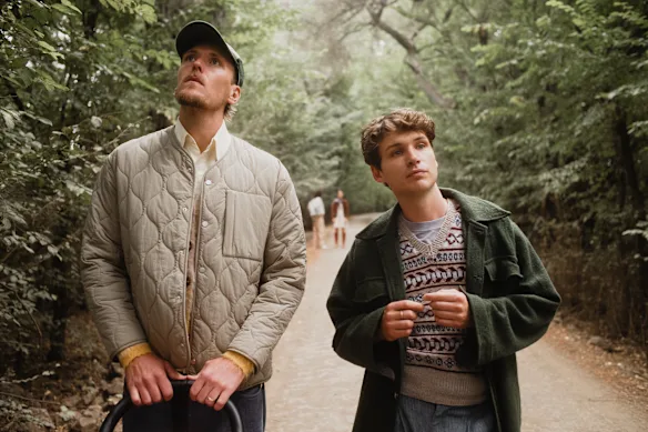 Will Johnston, à gauche, en tant que vieil ami qui rend visite à Jack (Nicholas Denton, à droite) et Anna à la campagne.  