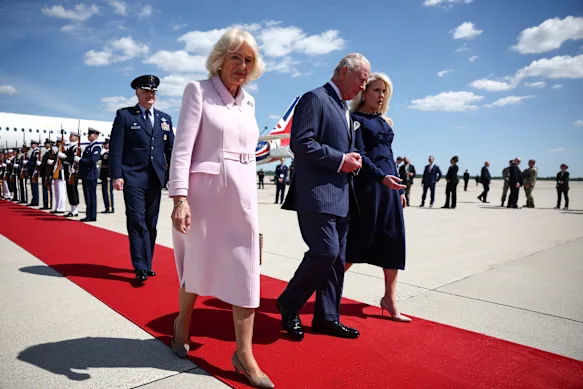La reine Camilla, vêtue d'une robe manteau Dior, et le roi Charles arrivent aux États-Unis.