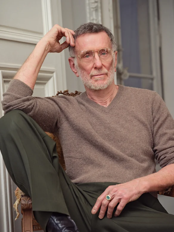 David Mallett, coiffeur parisien et élevé à Perth, est obsédé par les pulls à col en V et en possède dans toutes les couleurs.