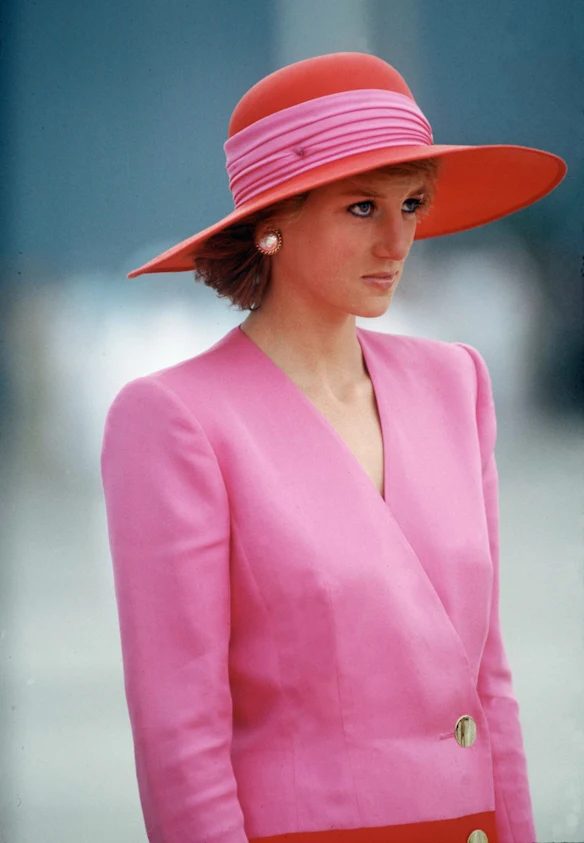 L'ensemble qui fait tourner les têtes de la princesse Diana, qu'elle portait lors d'une tournée à Dubaï en 1989.