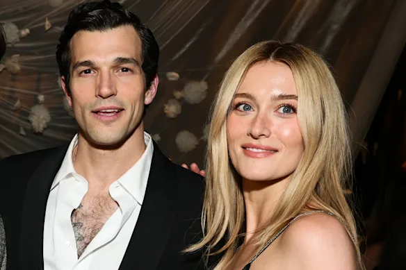 Le gars de Tuft : Paul Anthony Kelly et sa co-star de Love Story Sarah Pidgeon.