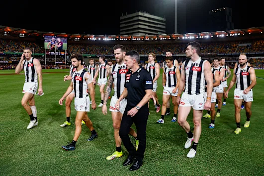 Craig McRae et ses Magpies après leur lourde défaite face aux deux premiers ministres en titre.