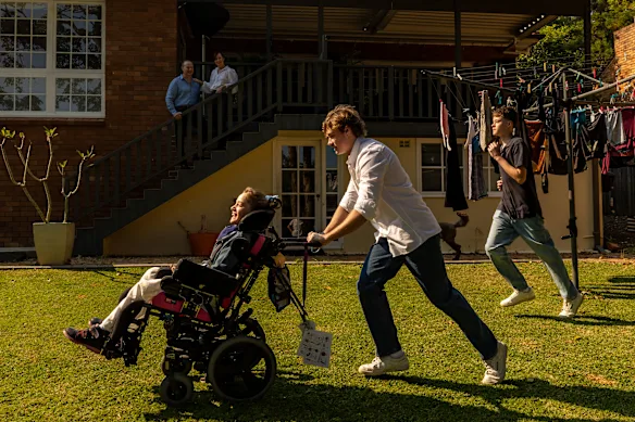 Emma et Adam Maly et leurs enfants, Will, Ollie et Grace, font la course (un passe-temps favori de Grace) chez eux à Sydney.