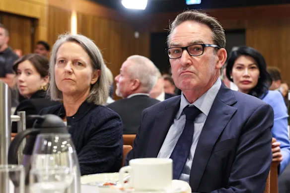 Les chefs de département du Commonwealth les mieux payés : Jenny Wilkinson et Steven Kennedy. 
