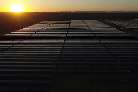Le géant australien du minerai de fer Fortescue accélère le déploiement de panneaux solaires, d'éoliennes et de batteries pour alimenter ses mines du Pilbara.
