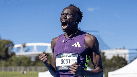 Gout Gout remporte la finale du 200 m masculin aux championnats nationaux.