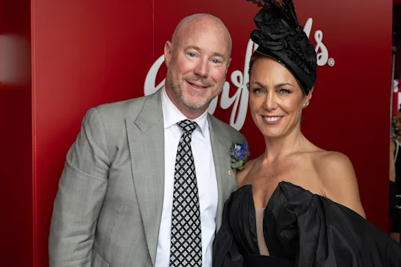 Luke et Cate Sayers au Derby Day à Melbourne en 2024, des mois avant que le scandale photo obscène n'éclate.