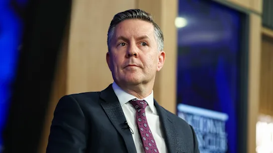 Le ministre de la Santé, Mark Butler, tourne son attention vers les échecs du secteur des soins aux personnes âgées.