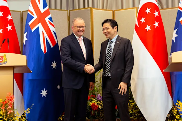Secouez-vous : le Premier ministre australien Anthony Albanese avec son homologue singapourien Lawrence Wong. 