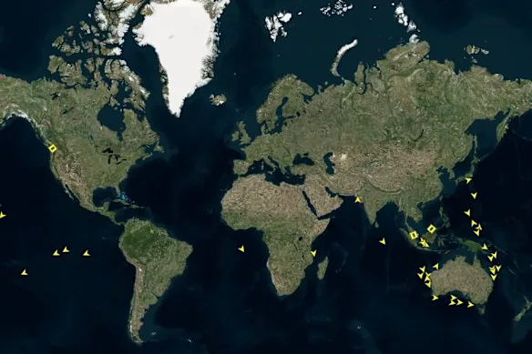 Au moins 55 navires transportant du pétrole et du carburant raffiné se dirigent vers l'Australie d'ici fin avril. Les flèches représentent des navires en route vers l'Australie ; les places sont toujours au port.