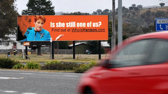 Publicités Anti-One Nation et Pauline Hanson, physiques et télévisées, autour de l'électorat Farrer avant l'élection partielle du 9 mai 2026. 