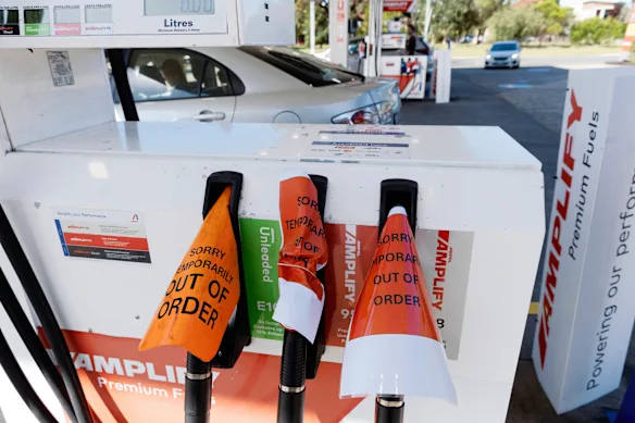 Signalisation épuisée sur les camions à essence à Ampol Foodary Kingsford.