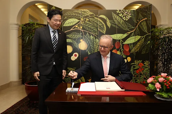 Lawrence Wong et Anthony Albanese signent un accord sur la fourniture de carburant à l'Australie. 