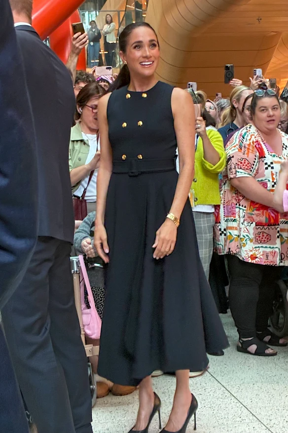 Meghan portant la robe Priscilla de la créatrice de Sydney Karen Gee au Royal Children's Hospital de Melbourne.