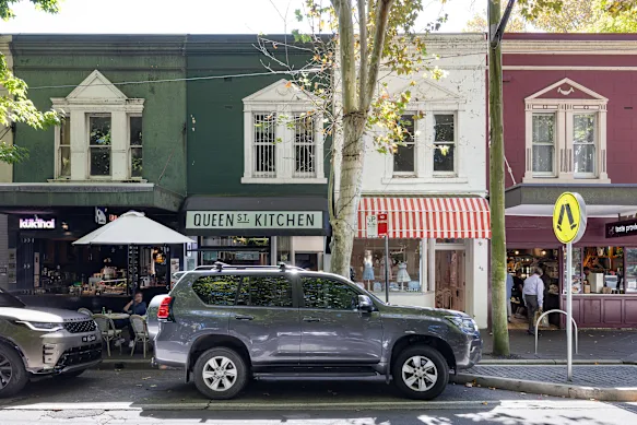 Les deux magasins de la famille Maple-Brown dans le quartier verdoyant de Woollahra.