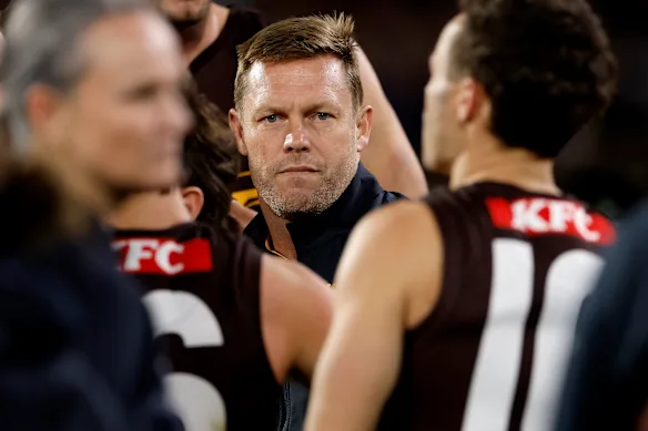 Pas content Sam : L'entraîneur de Hawthorn, Sam Mitchell, a donné un bon spray à l'ancienne aux trois quarts-temps.
