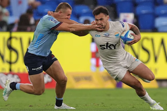William Havili de Moana Pasifika est plaqué par Waratah Max Jorgensen vendredi soir.