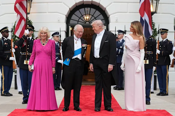 La reine Camilla vêtue d'une robe Fiona Clare, avec le roi Charles, le président Donald Trump et la première dame américaine Melania Trump, en Dior, à la Maison Blanche.