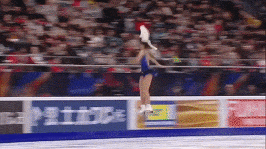 Images Sora d'une patineuse sur glace avec un chat sur la tête.