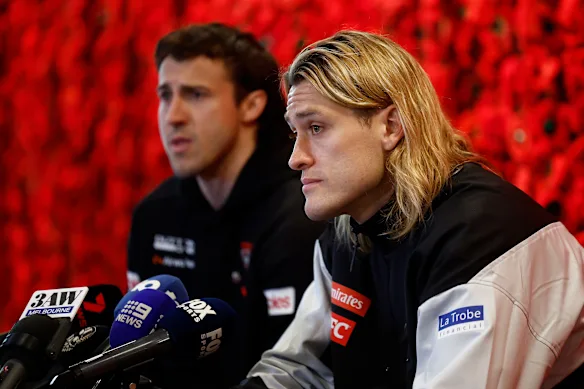 Le skipper des tartes Darcy Moore et son homologue d'Essendon Andrew McGrath au sanctuaire lundi.