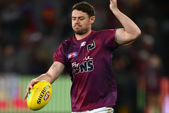 Lachie Neale des Lions s'échauffe.
