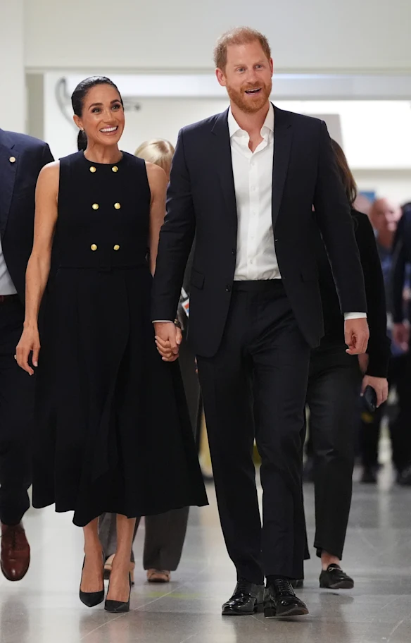 Meghan porte la robe Priscilla de la créatrice Karen Gee, basée à Sydney, au Royal Children's Hospital de Melbourne avec le prince Harry.