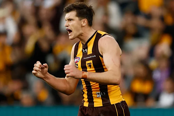 Mitch Lewis a donné un coup de pied droit avec moins d'une minute pour égaliser les scores lors d'un affrontement épique du lundi de Pâques.