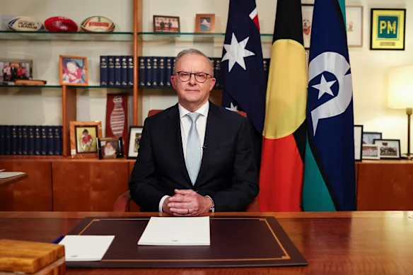 Le Premier ministre Anthony Albanese, photographié dans son bureau au Parlement de Canberra, après un discours préenregistré à la nation.
