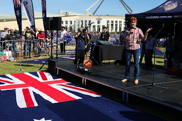 La sénatrice Pauline Hanson, leader de One Nation, s'exprime dimanche lors du « Rassemblement des marches australiennes pour mettre fin à l'immigration de masse » à Canberra.