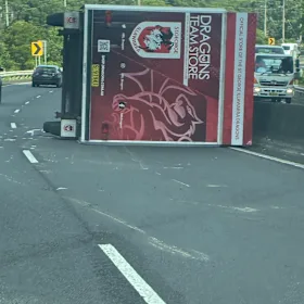 Le camion de marchandises Dragons écrasé.