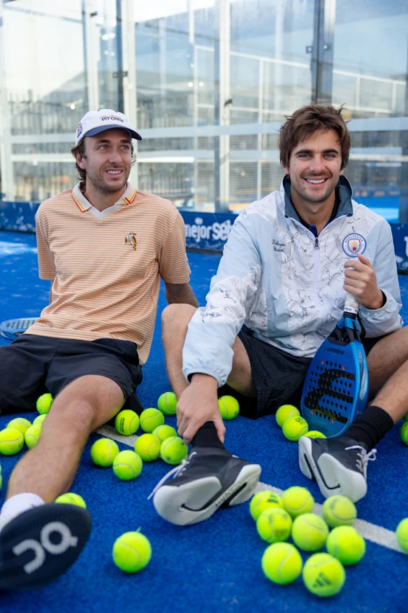 Jack Steele (à gauche) et Matt « Falcon » Ford du podcast Inspired Unemployed au Indoor Padel Australia à Alexandrie. 