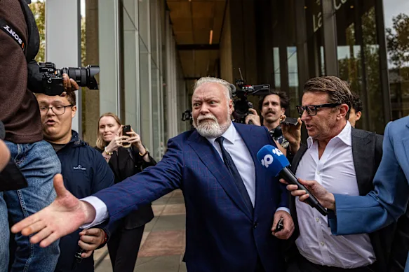 Le diffuseur Kyle Sandilands quitte la Cour fédérale vendredi après-midi.