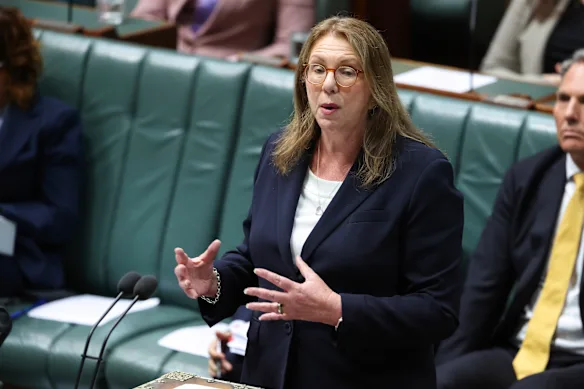 La ministre des Transports Catherine King.