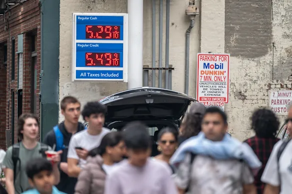 Les consommateurs américains sont aux prises avec la flambée des prix du carburant.