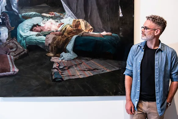 Artiste lauréat du Archibald Packing Room Prize 2026, Sean Layh, avec son œuvre, un portrait en performance de l'acteur Jacob Collins dans le rôle de Hamlet.