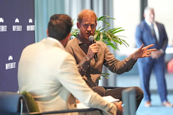 Harry sur scène lors d'une séance de questions-réponses au siège des Western Bulldogs, où il a parlé des défis de la paternité moderne.