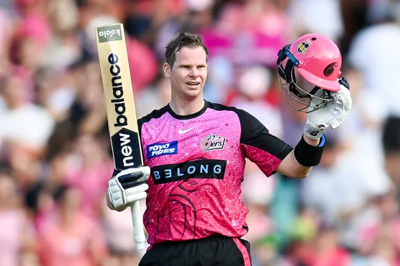 Steve Smith célèbre un troisième siècle record de Big Bash plus tôt cette année.