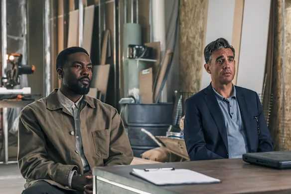 Yahya Abdul-Mateen II dans le rôle de John Creasy et Bobby Canavale dans le rôle de Paul Rayburn dans Man on Fire. 