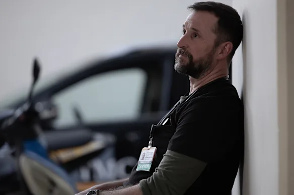 Noah Wyle dans le rôle du Dr Robby dans The Pitt.