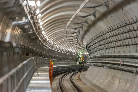 Les dépenses du gouvernement de l'État consacrées à des projets majeurs, tels que la modernisation du réseau ferroviaire traversant la rivière à Brisbane, s'ajoutent à la dette du gouvernement de l'État.