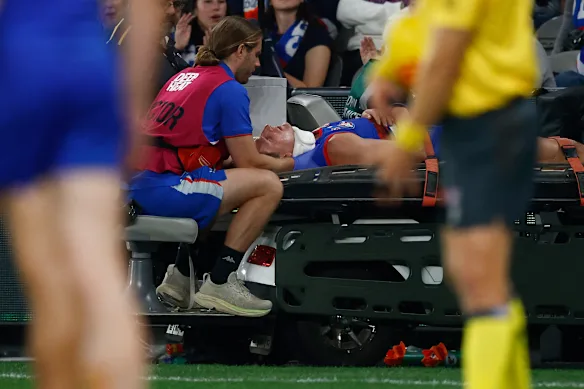 Aaron Naughton a été libéré de toute blessure grave après une chute écoeurante lors de la défaite des Bulldogs contre Sydney.