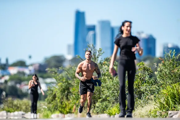Les habitants de Sydney profitent du temps chaud le 13 avril 2026. Les recherches suggèrent que les étés de la ville s'étendent désormais du 27 novembre au 28 mars.