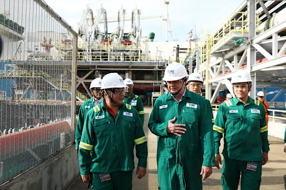 Le directeur général de Singapore LNG Corporation, Leong Wei Hung (à gauche) avec Anthony Albanese lors d'une visite de l'entreprise sur l'île de Jurong.