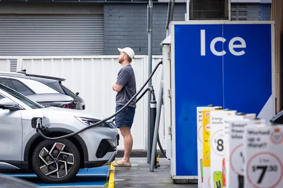 Alors qu’un nombre record de conducteurs achètent des véhicules électriques, les chiffres de vente des véhicules essence et diesel sont en baisse.